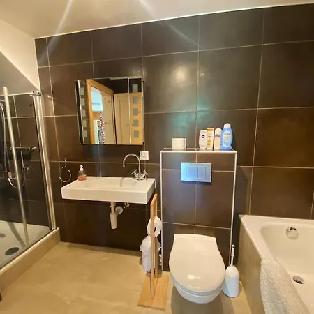 Chalet Apartment- Hottub, Garden, 2 Ensuite Bathrooms, 2 Bedrooms. グリオン