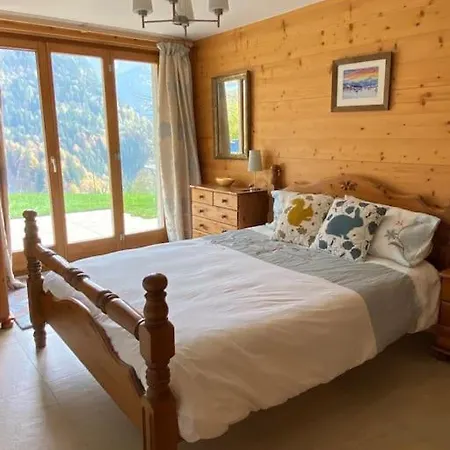 Chalet Apartment- Hottub, Garden, 2 Ensuite Bathrooms, 2 Bedrooms.