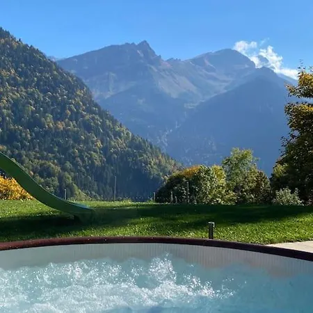 Chalet Apartment- Hottub, Garden, 2 Ensuite Bathrooms, 2 Bedrooms. * グリオン