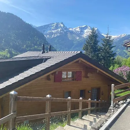 Chalet Apartment- Hottub, Garden, 2 Ensuite Bathrooms, 2 Bedrooms. * グリオン
