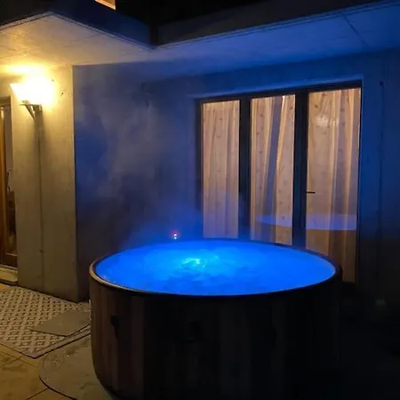 דירה Chalet Apartment- Hottub, Garden, 2 Ensuite Bathrooms, 2 Bedrooms.