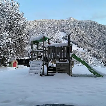 Chalet Apartment- Hottub, Garden, 2 Ensuite Bathrooms, 2 Bedrooms. דירה